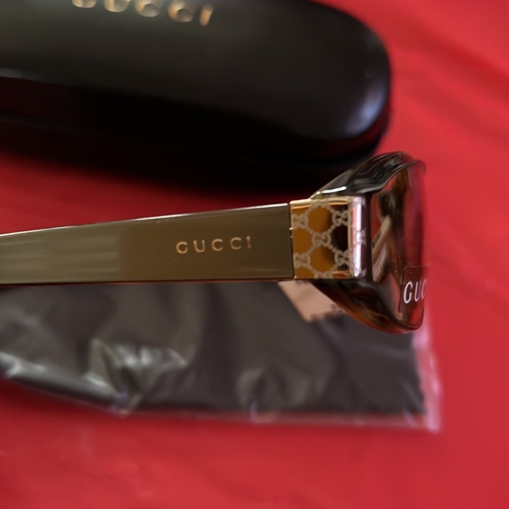 New vintage Gucci sunglasses with case - Picture 4 of 9